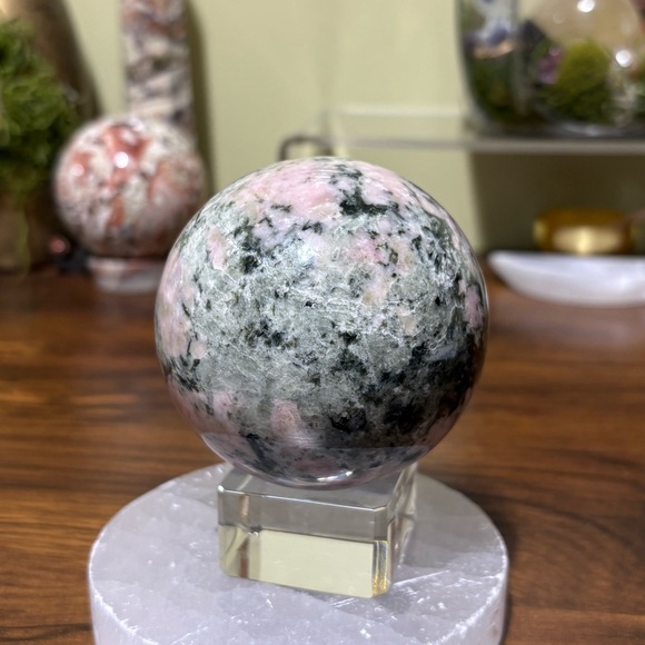 Peruvian Rhodonite sphere - Picture 6 of 6